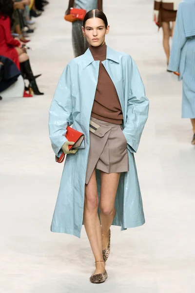Look 15